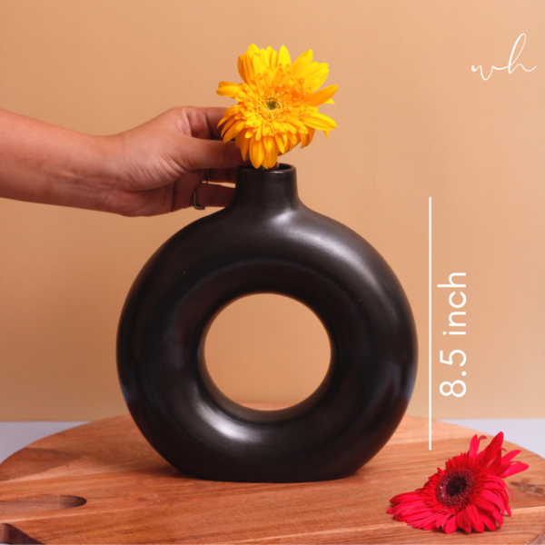 51_4d7fa4e3-0aaa-4b4f-b971-be1282b26dbc.png Small Donut Vase - Black
