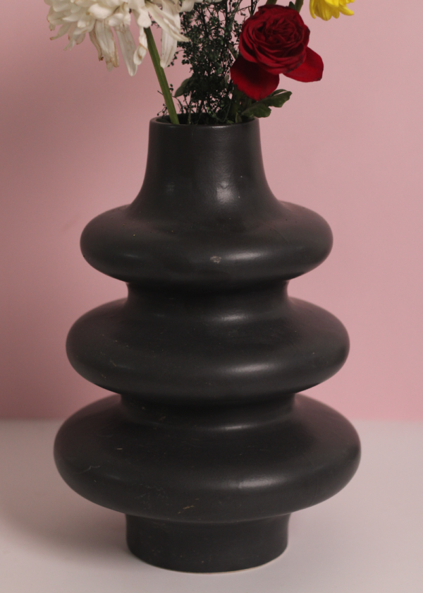 95_a3ddc3d2-6c3e-42c0-bb16-9f1fd686b132.png Black Moulded Vase - Large