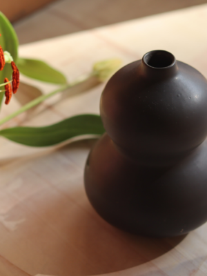 Homes_4_a292ec7a-3c5e-4c8b-bc9f-75483880cfaf.png Black Moulded Vase